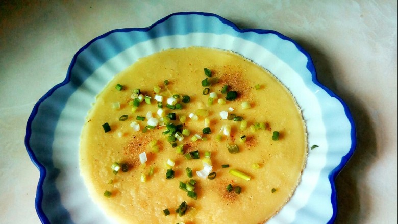 #中式早餐# 果香黄金粥+椒盐葱花鸡蛋饼,放入盘中。