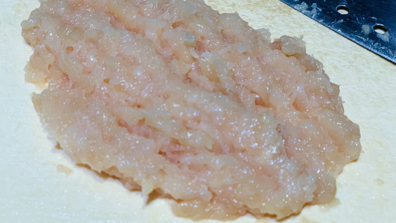 冬瓜肉丸汤,鸡胸肉用刀剁成肉泥,鸡胸肉很容易剁肉泥,基本不用绞肉机;