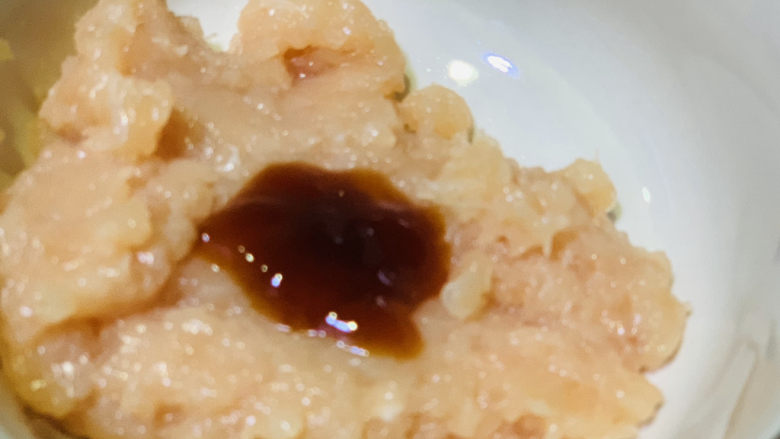 冬瓜肉丸汤,鸡胸肉泥放碗里,加点<a style='color:red;display:inline-block;' href='/shicai/ 721'>蚝油</a>;