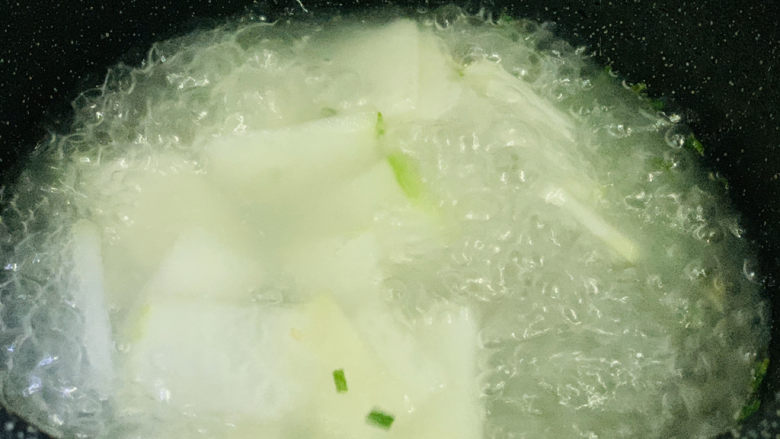 冬瓜肉丸汤,大火焖煮5分钟;