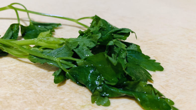 冬瓜肉丸汤,芹菜洗净,待用;