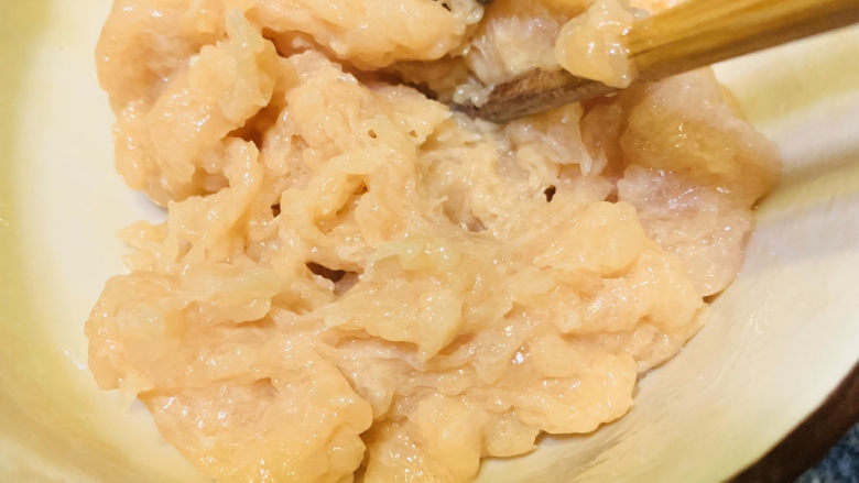 冬瓜肉丸汤,用筷子搅拌均匀调料,继续搅拌;