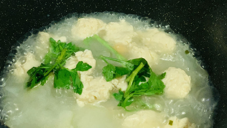 冬瓜肉丸汤,撒上芹菜,搅拌均匀,就可以出锅了;