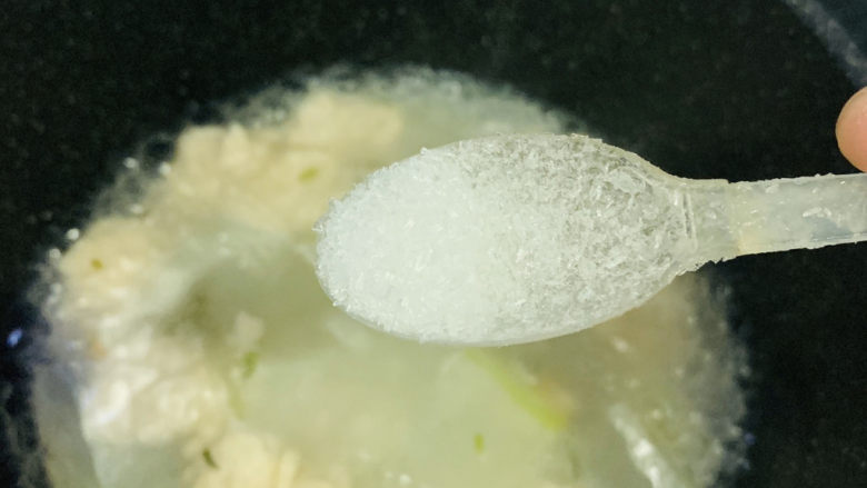 冬瓜肉丸汤,加少许<a style='color:red;display:inline-block;' href='/shicai/ 717'>味精</a>;