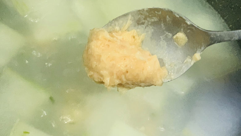 冬瓜肉丸汤,开小火,把鸡胸肉泥用勺子取圆状,刮下汤里,这时候要小火,肉不会散;