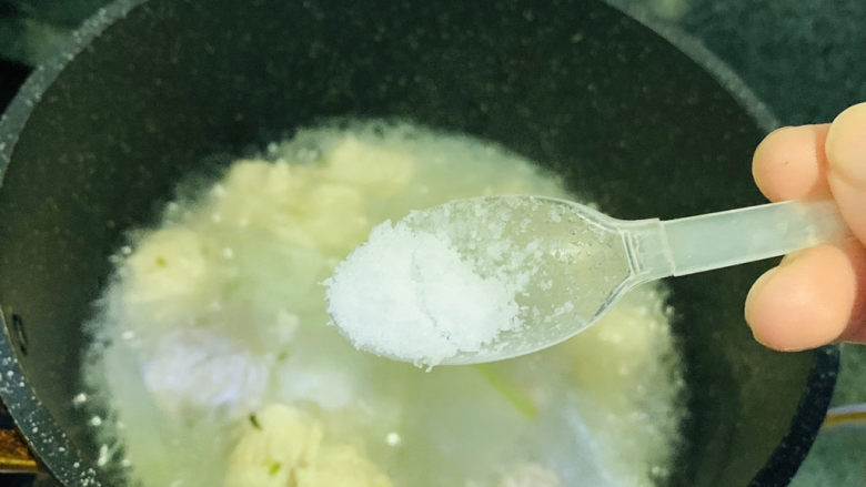 冬瓜肉丸汤,加少许盐;