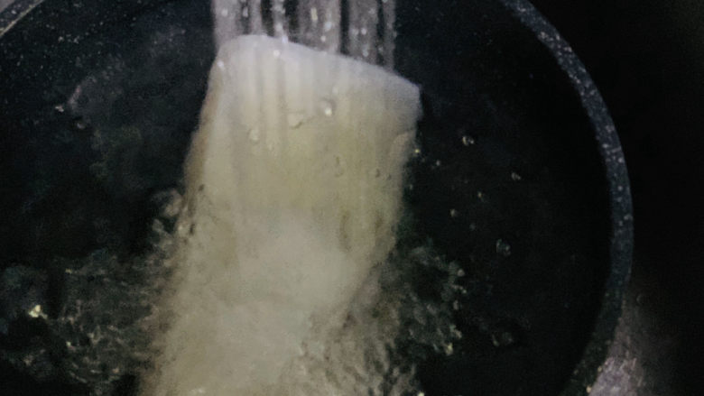 麻辣魔芋,捞出,用清水再重新一遍;