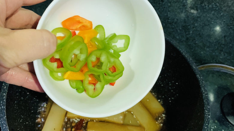 麻辣魔芋,汤汁浓稠时加入彩椒,搅拌均匀,出锅;