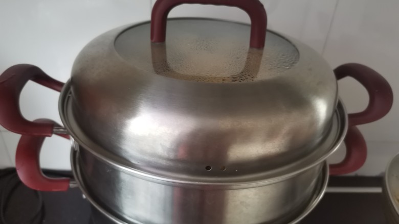 黄金小馒头,醒发好的馒头上锅蒸15分钟,焖5分钟