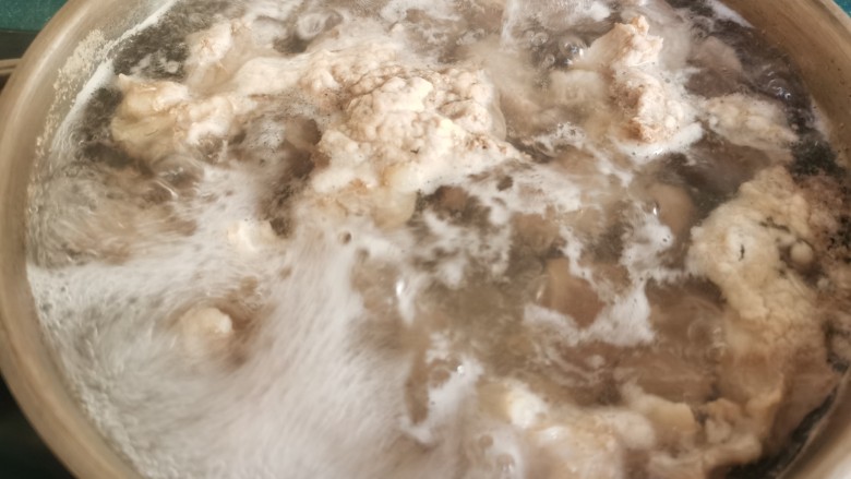 牛肉炖豆腐,当看到锅里的牛肉煮开后,出现大量的血沫聚集在表面,立即关火倒掉锅里水。