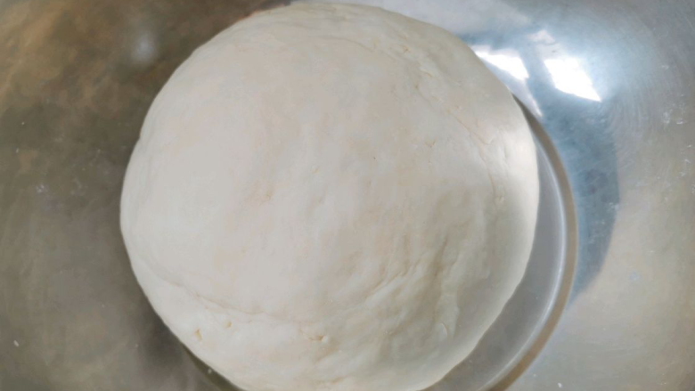 不想吃馒头?来个美味多层花卷换换口味!,然后揉至三光(盆光、手光、面光),成光滑的面团,盖上保鲜膜密封放温暖处发酵。