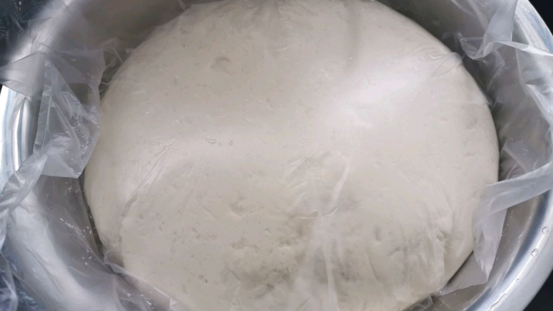 不想吃馒头?来个美味多层花卷换换口味!,待面团发酵至两倍大,大约一小时。