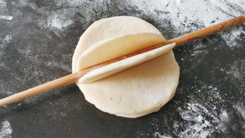 不想吃馒头?来个美味多层花卷换换口味!,三个一叠,用筷子在面片中间压一下。