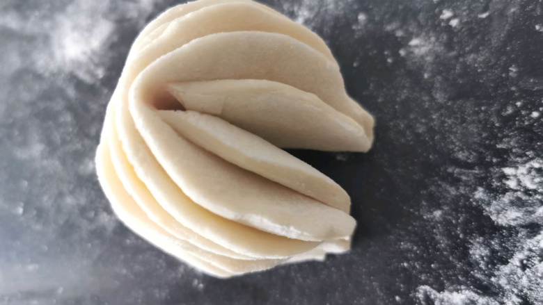 不想吃馒头?来个美味多层花卷换换口味!,如图折合。