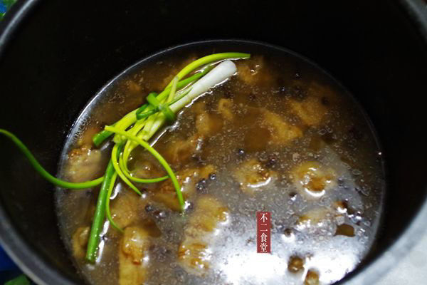 牛肉炖豆腐,4.入高压锅,放入葱结,牛腩炖30分钟即可软烂