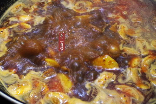 牛肉炖豆腐,5.牛腩炖好后捞出葱结,然后倒入大锅,放入蘑菇和土豆,烧至土豆熟透,试下味道,味淡的话,可适量添加<a style='color:red;display:inline-block;' href='/shicai/ 6748'>红油辣椒</a>