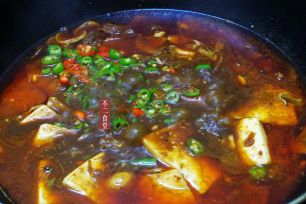 牛肉炖豆腐,起锅前加青椒圈和红椒圈,装碗加<a style='color:red;display:inline-block;' href='/shicai/ 131'>香菜</a>,最后乘出锅即可
