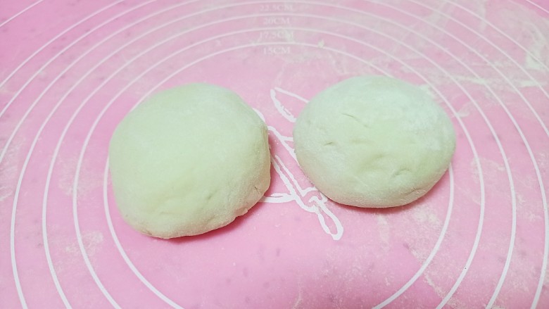 鸡苗菜饼,醒好的面条揉光滑,平均分成2份