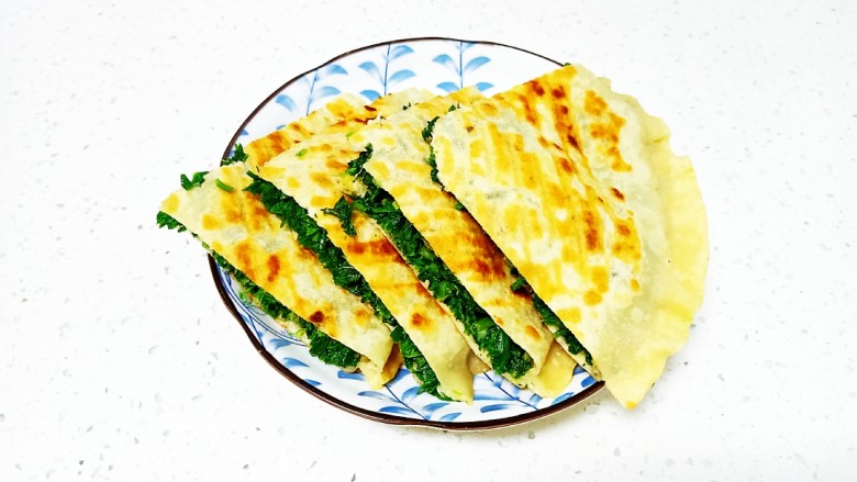 鸡苗菜饼,盛出平均分成4份,放入盘中。