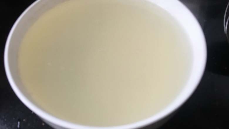 冬瓜蛤蜊汤,水不要倒掉了,盛在碗里,保证汤汁的鲜美就是还要用到这个汤
