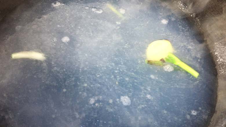 冬瓜蛤蜊汤,然后加入刚才煮蛤蜊的水,最下面的可能有泥沙需要倒掉