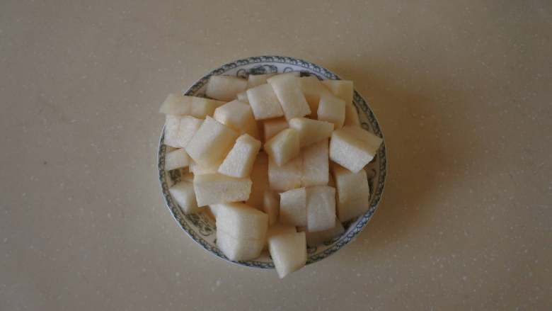 润肺止咳又能增强免疫力的银耳雪梨百合甜汤,雪梨去皮去籽,切成小粒备用