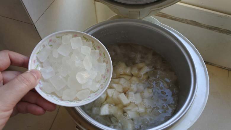 润肺止咳又能增强免疫力的银耳雪梨百合甜汤,放入雪梨和冰糖,继续煮10分钟把雪梨煮熟