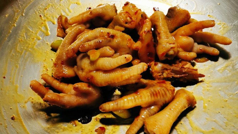 麻辣卤鸡爪,放入鸡爪 翻炒均匀上色