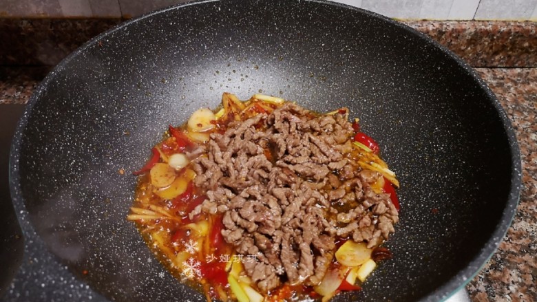 爆炒牛肉丝,放入牛肉丝翻炒均匀。(时间不宜太长)