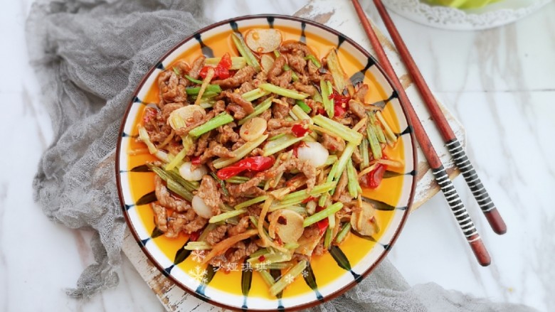 爆炒牛肉丝,添饭添饭！