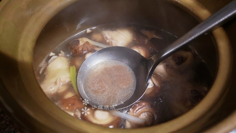 鸡腿炖香菇,用勺子撇去浮沫,中小火炖煮半小时。