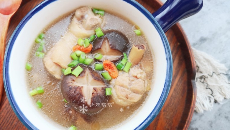 鸡腿炖香菇,汤鲜不腻!