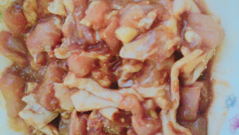 鸡肉披萨,1用奥尔良烧烤酱把鸡肉腌20分钟,尽量不要带皮哈,我是不想浪费😂