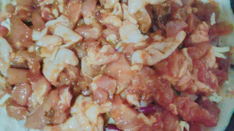 鸡肉披萨,6鸡肉铺之前一定要把水挤出来,然后把腌好的鸡肉铺上,
