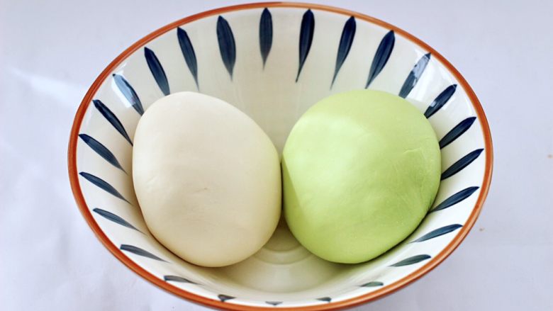 槐花扇贝肉丁翡翠饺子,剩下的200克面粉,加入清水和成面团,和好的两个颜色的面团静置半个小时。