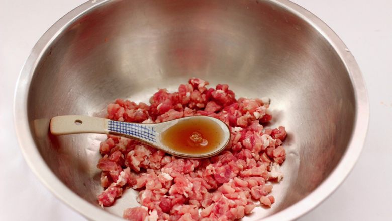 槐花扇贝肉丁翡翠饺子,把切好的梅花肉放入盆中,加入<a style='color:red;display:inline-block;' href='/shicai/ 718'>料酒</a>。