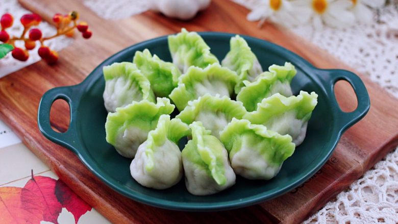 槐花扇贝肉丁翡翠饺子,清新脱俗又好吃的槐花扇贝肉丁翡翠饺子出锅咯。