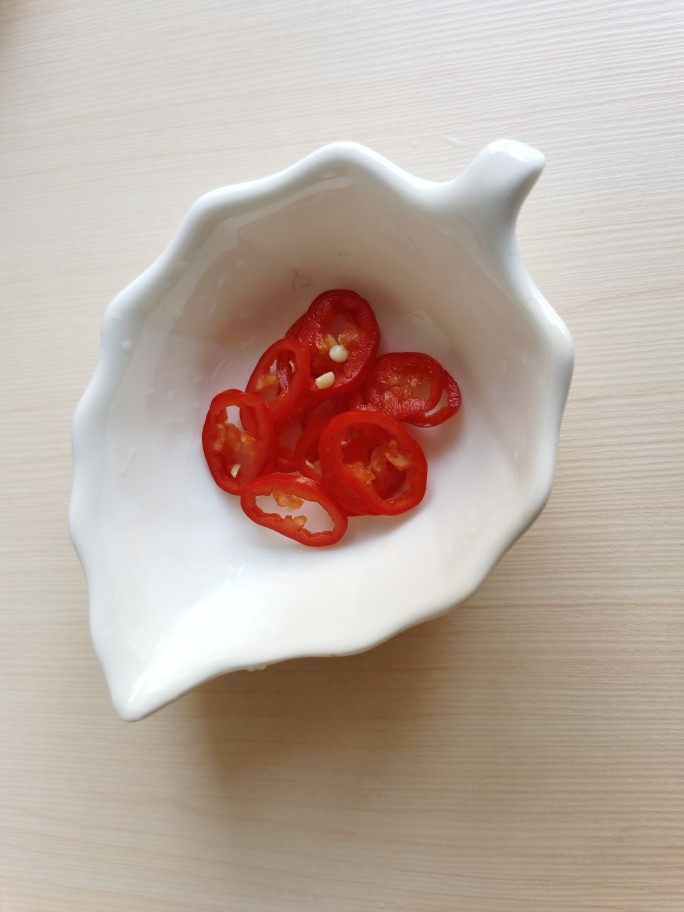 凉拌黄瓜卷,<a style='color:red;display:inline-block;' href='/shicai/ 86663'>红辣椒</a>切成薄薄的辣椒圈。