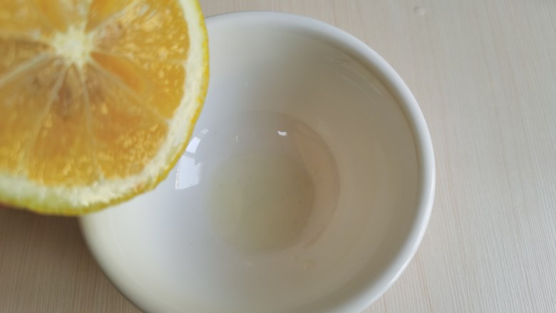 凉拌黄瓜卷,将柠檬汁挤入一个小碗里,多少根据个人口味。