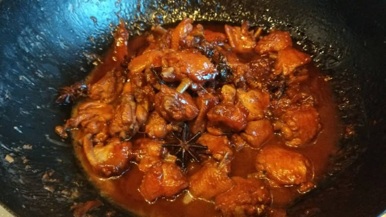 麻辣干锅鸡,大火收汁,出锅淋上香油。