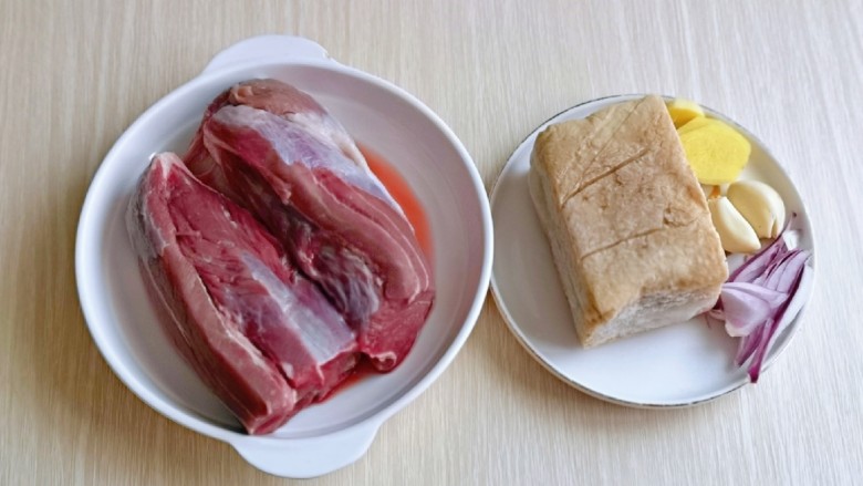 牛肉炖豆腐,准备食材，<a style='color:red;display:inline-block;' href='/shicai/ 216'>牛肉</a>用冷水反复泡，将血水泡出，葱<a style='color:red;display:inline-block;' href='/shicai/ 37'>姜</a>蒜切好。