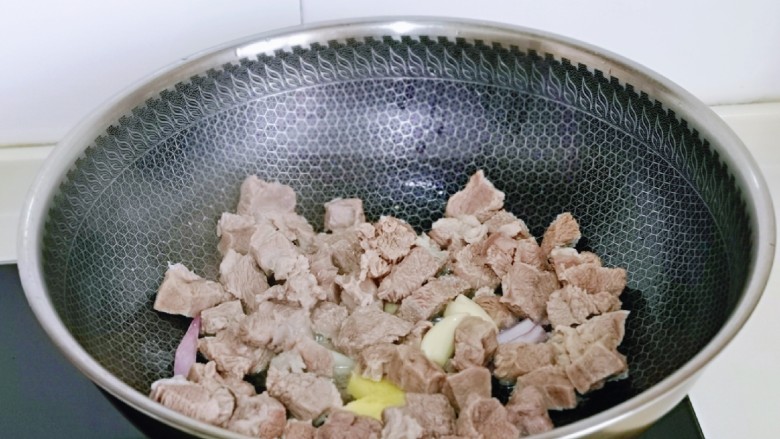 牛肉炖豆腐,加入焯水的牛肉块翻炒。