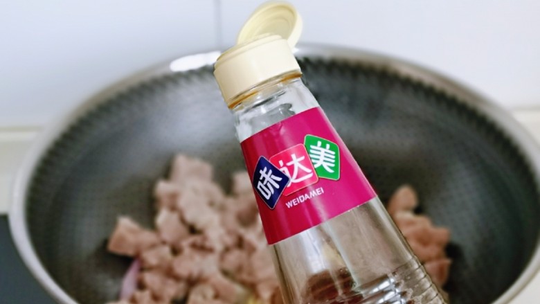 牛肉炖豆腐,在加入<a style='color:red;display:inline-block;' href='/shicai/ 718'>料酒</a>。