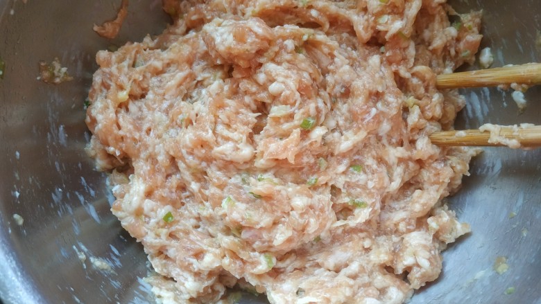冬瓜肉丸汤,朝着一个方向画圈搅拌,使肉馅上劲儿。越来越黏糊,成为一个整体。如果搅拌不到位,做出的丸子不光滑也容易散,口感也不好