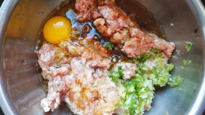 冬瓜肉丸汤,最后这一步非常重要。一定要加入一些清水,这样搅拌出来的肉馅做成的丸子会特别鲜嫩不硬