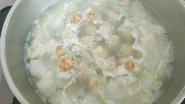 冬瓜肉丸汤,烧开后下入所有丸子,再大火烧开至丸子全部漂起来