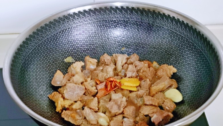 牛肉炖豆腐,加入<a style='color:red;display:inline-block;' href='/shicai/ 695'>八角</a>，<a style='color:red;display:inline-block;' href='/shicai/ 710'>桂皮</a>，再加加入纯净水，没过牛肉为佳，适当多一些，因为炖的时间有点长。