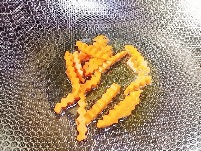 麻辣土豆条,起锅倒入适量食用油 ,油温五成热时先把胡萝卜条煸炒一下
