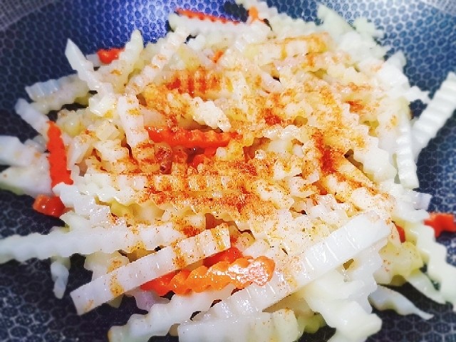 麻辣土豆条,大约翻炒四五分钟左右,土豆变软半透明状,加入适量<a style='color:red;display:inline-block;' href='/shicai/ 190049'>麻辣鲜调料</a>继续翻炒均匀