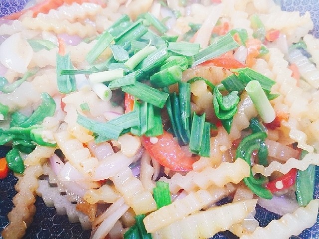 麻辣土豆条,最后加入蒜苗,耗油,翻炒均匀即可关火出锅